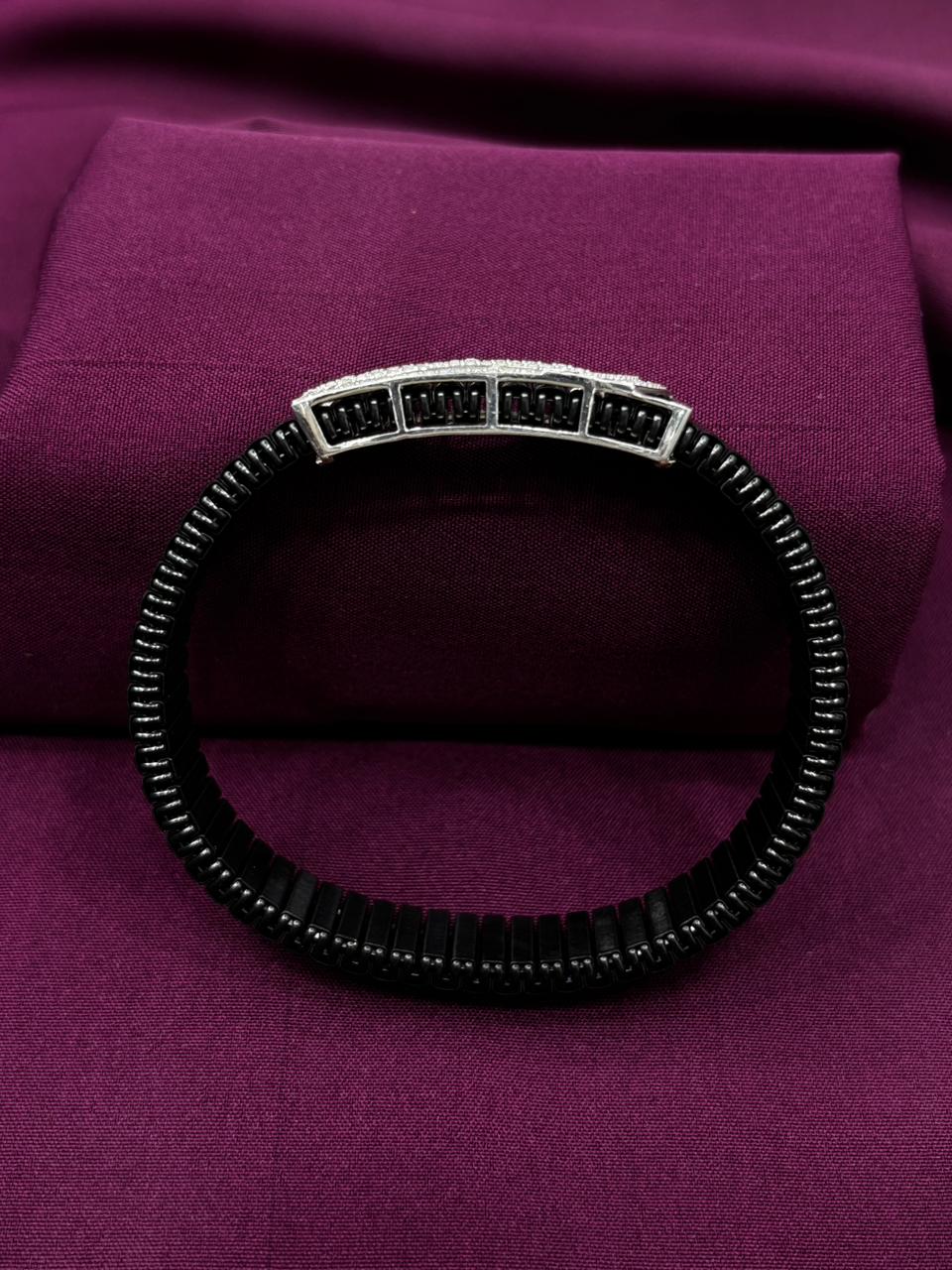 Zaviraa Geometric Luxe 925 Silver Stretchable Band