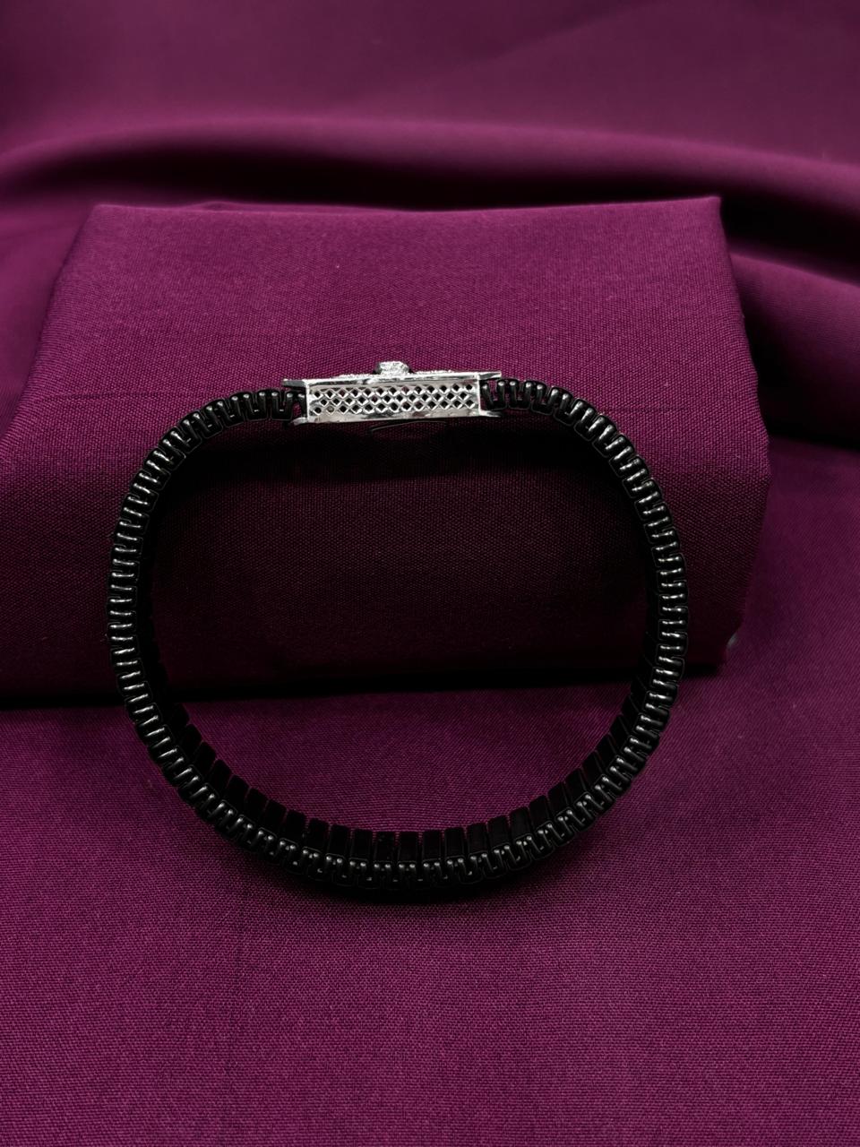 Zaviraa 'Obsidian Bow' Black Onyx and Diamond Accent Modular Stretch Bracelet in Sterling Silver